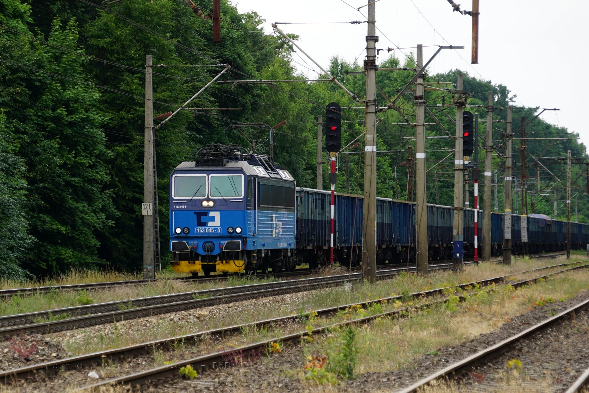 CD Cargo 163 045-8 durchfährt den Bahnhof von Rębusz