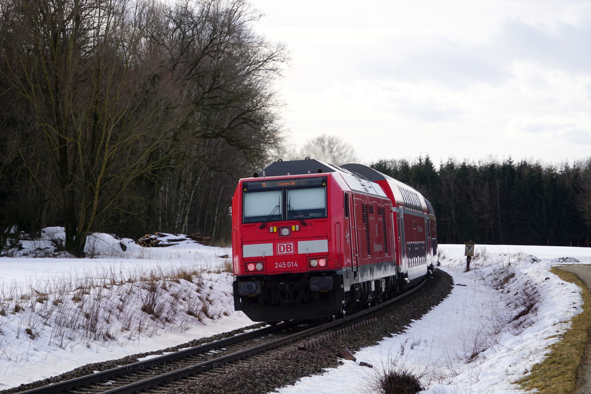 245 014 mit der RB27042 nach München HBf in Schwarzhölzl, 3,1 km östlich von Walpertskirchen