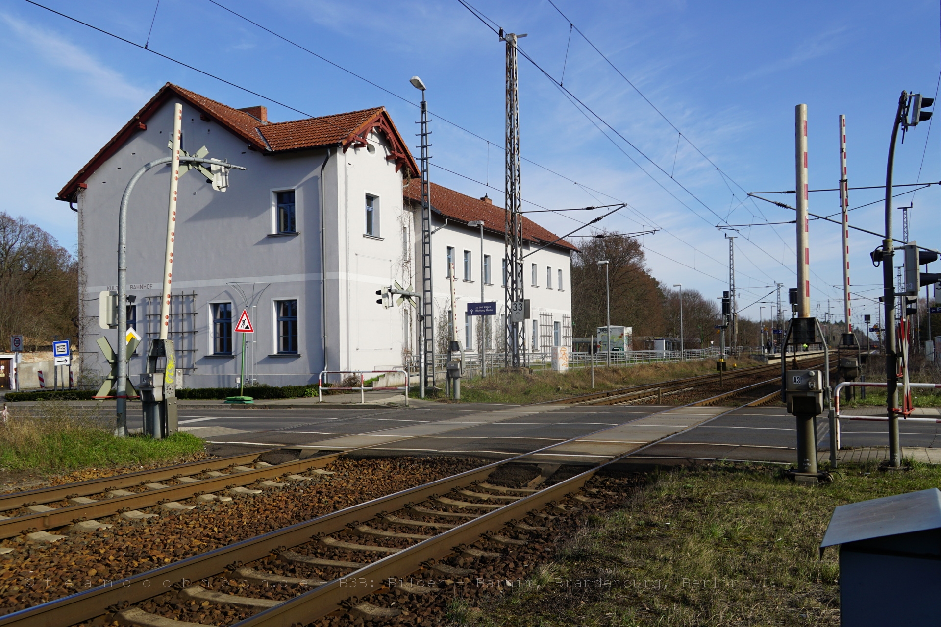 Empfangsgebäude und Bahnübergang L29 am Bahnhof Biesenthal