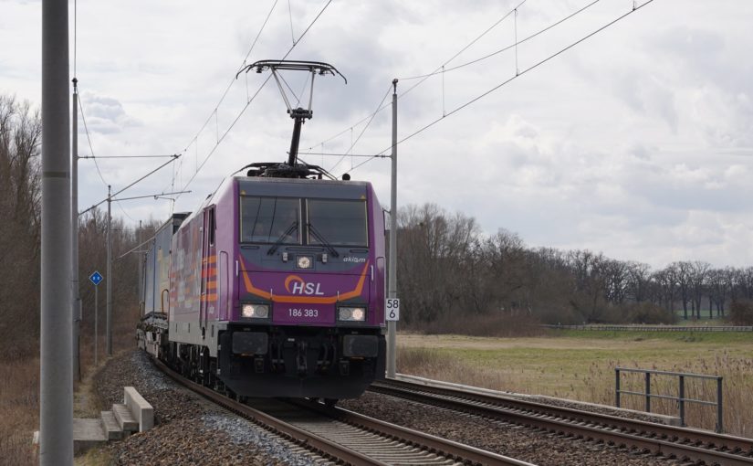 HSL 186 383 mit dem Walterzug
