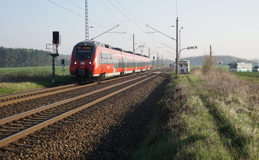 442 327 als RB24 nach Jüterbog am Bahnübergang der K 6005