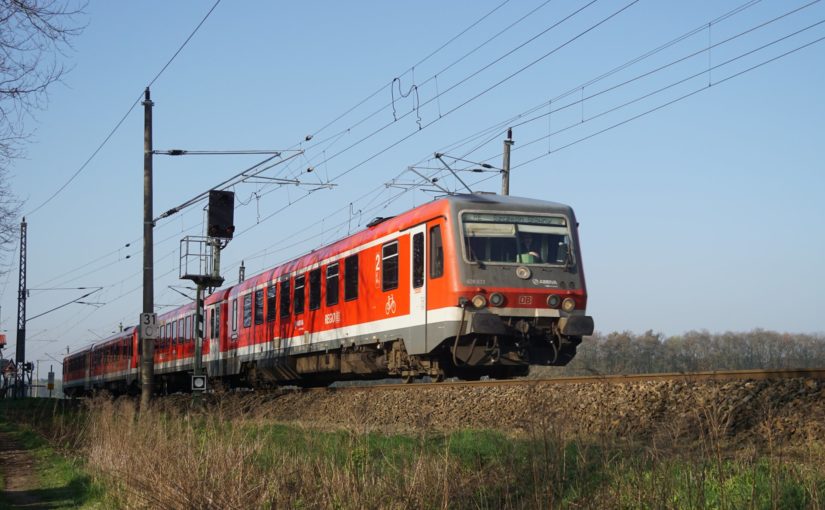 628 633 als RE66 nach Szczecin Główny am Bahnübergang Danewitz
