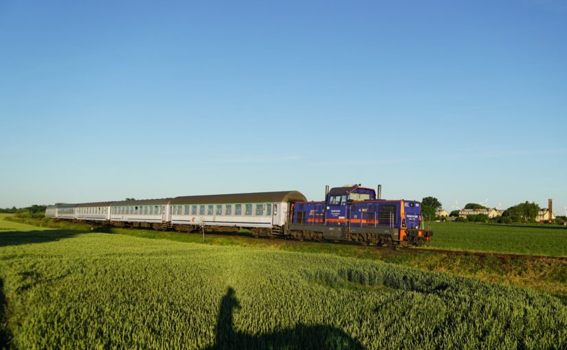 SU4210-009 mit dem TLK 28100 Moniuszko kurz vor Ulikowo