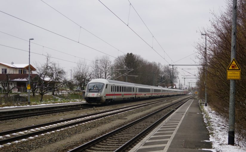 Ein IC durchfährt den Bahnhof Ostermünchen