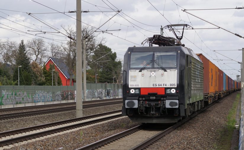 189 805 mit einem Containerzug bei Staaken