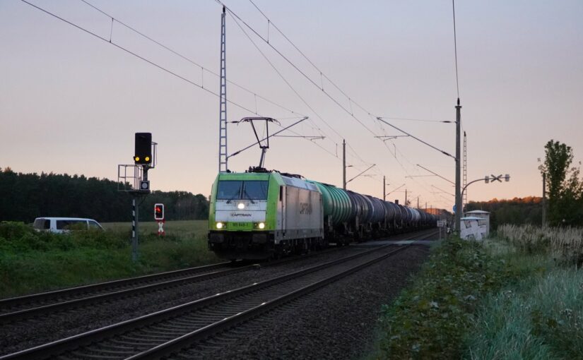 Captrain 185 649-1 mit einem Kesselwagenzug nach Süden