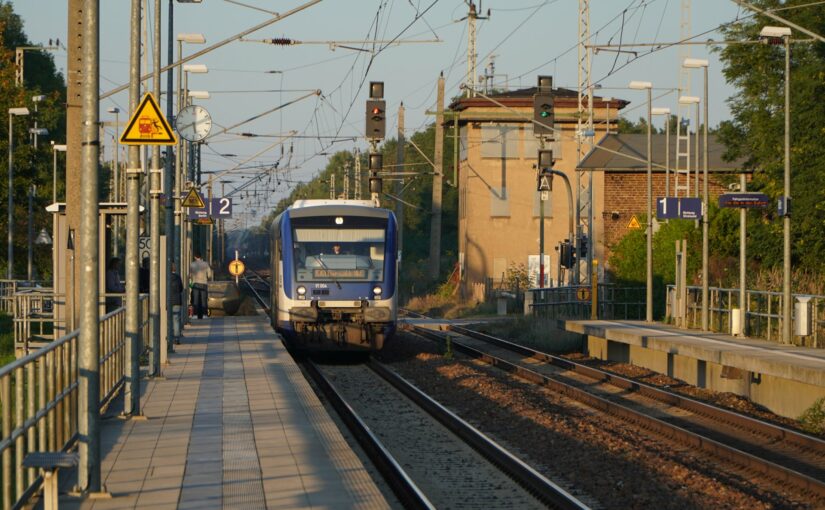 VT 004 der Niederbarnimer Eisenbahn und ICE treffen sich im Bahnhof Britz