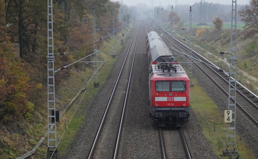 112 112 schiebt einen RE5 über den Berliner Außenring