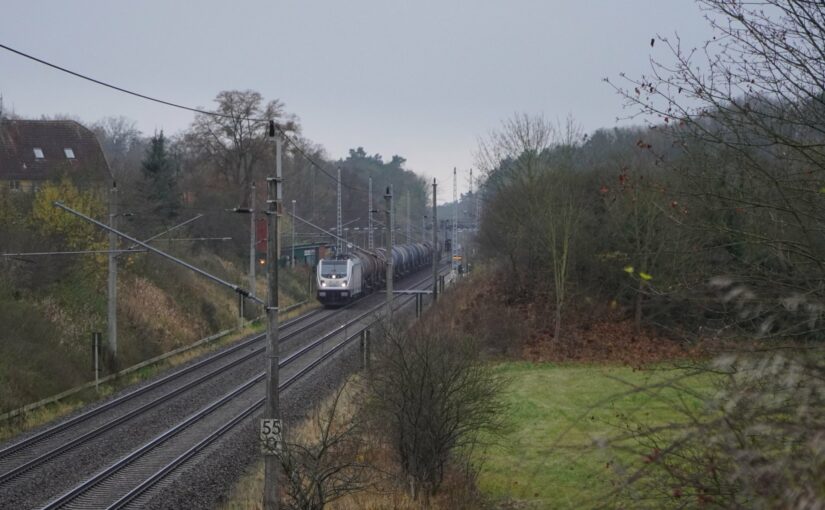 HGB 187 501-2 mit einem Kesselwagenzug in Chorin