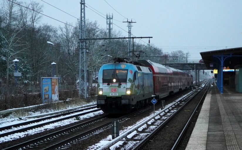 182 002 mit dem RE1 durchfährt den Bahnhof Wuhlheide