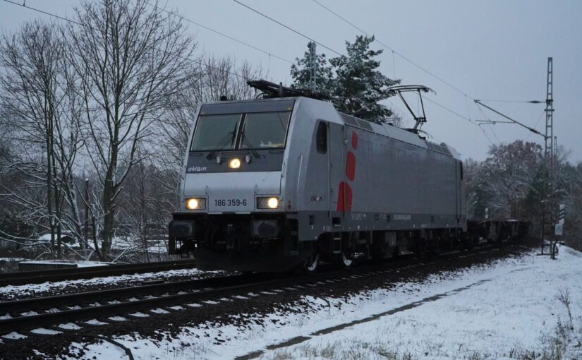 186 359-6 mit einem leeren Containerzug