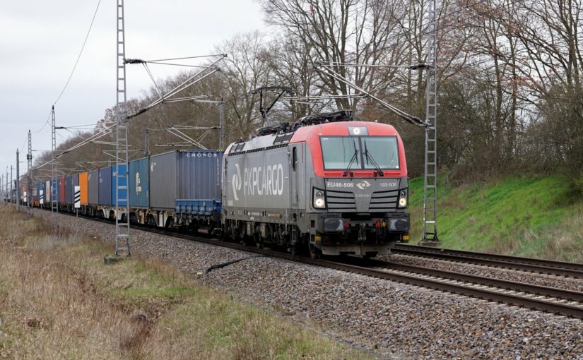 EU46-506 mit einem Containerzug bei Stüdenitz