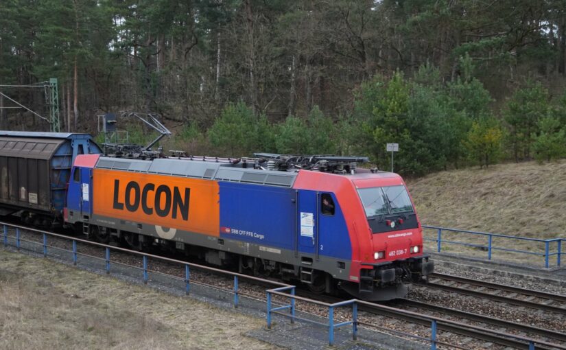 LOCON 482 038-7 am Kreuzungsbauwerk in Eberswalde