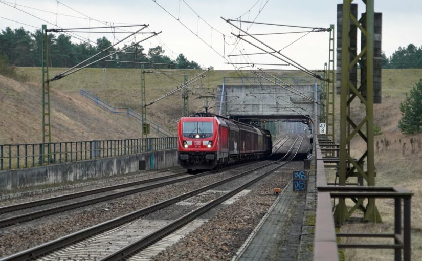 187 110 der DB AG am Kreuzungsbauwerk